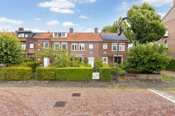 Te koop: Sfeervolle tussenwoning met groene oase!